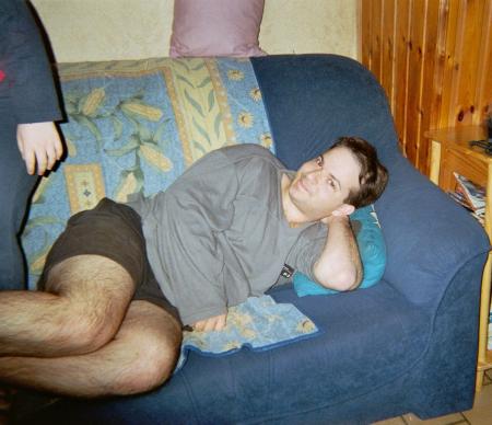 moi en pyjama dans un canapé